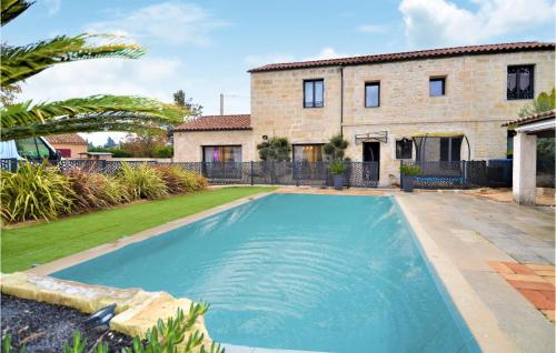 Awesome Home In Beaucaire With 4 Bedrooms, Wifi And Heated Swimming Pool : Maisons de vacances proche de Beaucaire