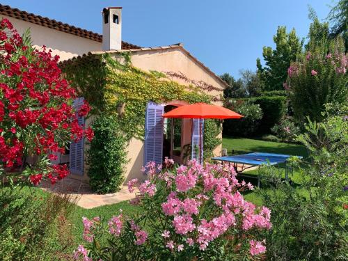 Beautiful Villa next to Valbonne with Garden and Terrace : Maisons de vacances proche de Roquefort-les-Pins