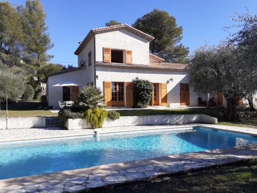 Grande villa avec piscine et jardin paysager La Pinède : Villas proche de Courmes