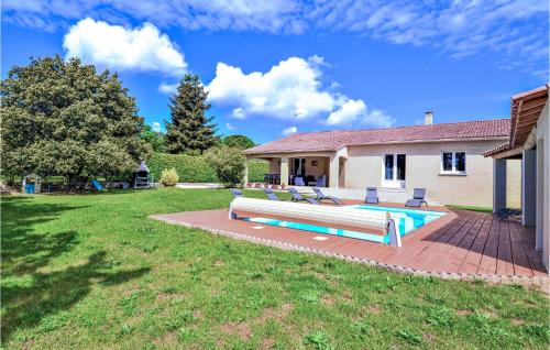 Amazing home in Saint Laurent la Vernede with Outdoor swimming pool, WiFi and 4 Bedrooms : Maisons de vacances proche de Cavillargues