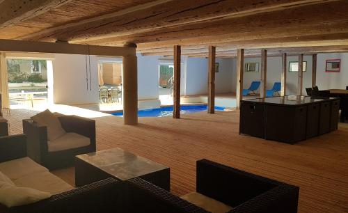 Maison 3 chambres avec piscine couverte : Villas proche de Salles-d'Aude