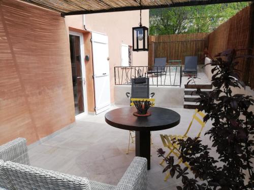 Appartement au calme et belle terrasse : Appartements proche de La Roque-Esclapon
