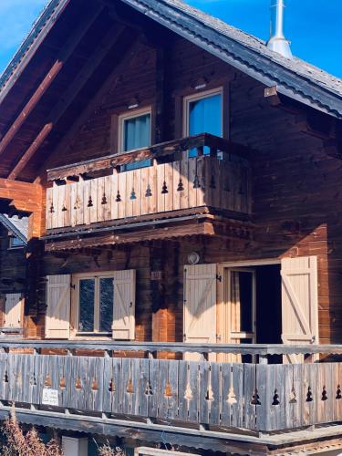 Chalet de 3 chambres avec piscine partagee sauna et terrasse a Le Devoluy : Chalets proche de Montbrand