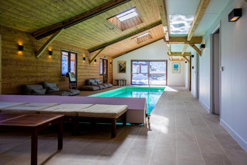 Grand chalet convivial avec sa piscine intérieure : Maisons de vacances proche de Montmin