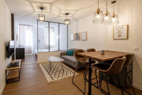 Studio moderne en centre ville : Appartements proche de Volx