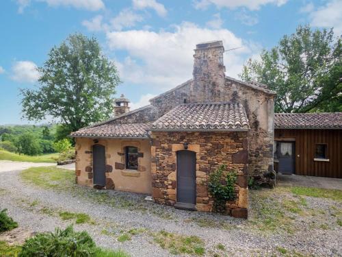 Tranquil Holiday Home in Mazeyrolles with Garden : Maisons de vacances proche de Larzac