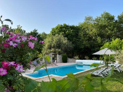 Les gîtes de La Pellerie - piscine et spa : Maisons de vacances proche de Sainte-Catherine-de-Fierbois
