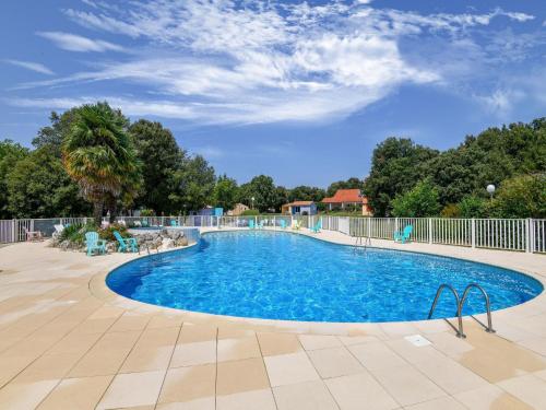 Cosy holiday home in Saint Savinien with shared pool : Maisons de vacances proche de Chantemerle-sur-la-Soie