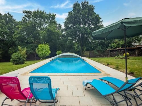 Holiday Home in Villeneuve sur Lot with Roofed Swimming Pool : Maisons de vacances proche de Trentels