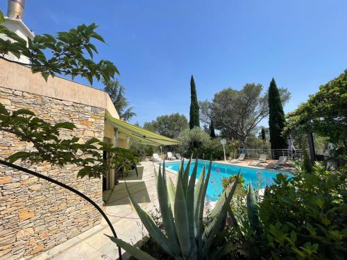Villa avec piscine sur les hauts de Nîmes : Villas proche de Sainte-Anastasie
