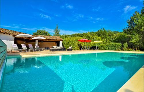 Beautiful home in La Roque sur Cze with Outdoor swimming pool and 2 Bedrooms : Maisons de vacances proche de Saint-Laurent-de-Carnols