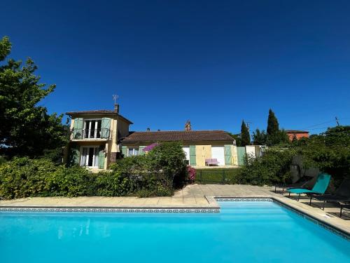 Modern Villa with Private Pool : Maisons de vacances proche de Villebramar
