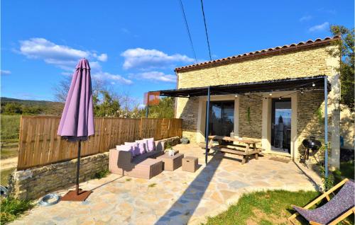 Awesome home in Saint-Quentin-la-Poter with Outdoor swimming pool, WiFi and 3 Bedrooms : Maisons de vacances proche de La Bruguière