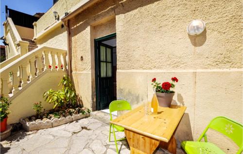 Awesome home in Saleilles with WiFi and 1 Bedrooms : Maisons de vacances proche de Théza