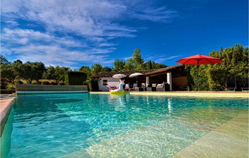 Awesome home in La Roque sur Cze with Outdoor swimming pool and 4 Bedrooms : Maisons de vacances proche de La Roque-sur-Cèze
