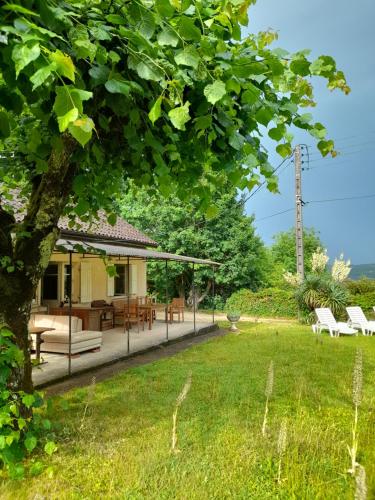 Maison dans écrin de verdure en Périgord noir : Maisons de vacances proche de Saint-Cyprien
