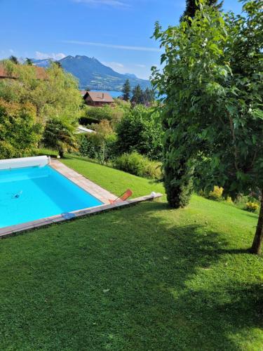 Beautiful property in front of Annecy Lake : Villas proche de Veyrier-du-Lac