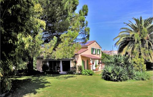 Stunning Home In Ancone With Wifi, Private Swimming Pool And 6 Bedrooms : Maisons de vacances proche de Saint-Martin-sur-Lavezon