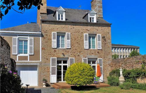 Amazing home in Avranches with Sauna, WiFi and 3 Bedrooms : Maisons de vacances proche de Saint-Ovin