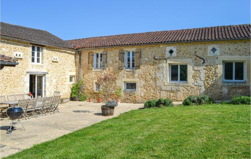 Awesome home in Campsegret with Outdoor swimming pool and 2 Bedrooms : Maisons de vacances proche de Douville