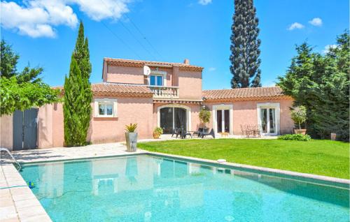 Beautiful home in Eyguieres with 4 Bedrooms, WiFi and Outdoor swimming pool : Maisons de vacances proche de Sénas