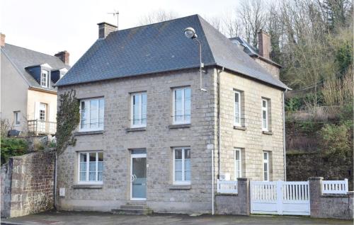 Amazing home in Gavray with 3 Bedrooms and WiFi : Maisons de vacances proche de Le Mesnil-Amand