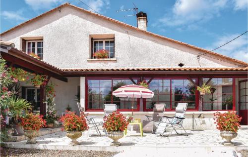 Amazing Home In Massugas With 2 Bedrooms, Wifi And Private Swimming Pool : Maisons de vacances proche de Pellegrue