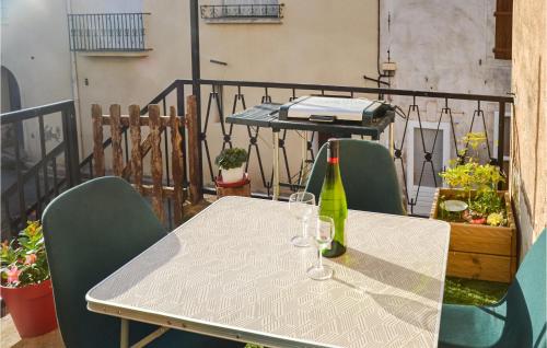 Awesome apartment in Saint Chinian with 2 Bedrooms and WiFi : Appartements proche de Villespassans