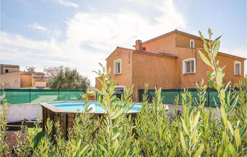 Awesome home in Cruzy with Outdoor swimming pool, 3 Bedrooms and WiFi : Maisons de vacances proche de Cébazan
