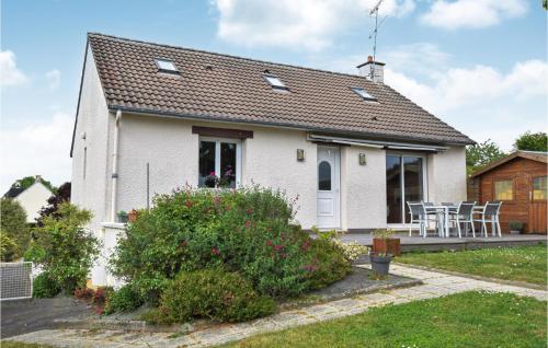 Stunning home in Marcey-les-Grèves with WiFi and 2 Bedrooms : Maisons de vacances proche de Champcey