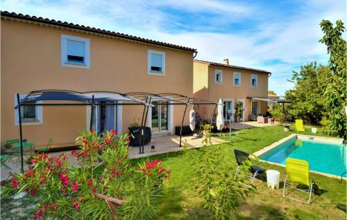 Beautiful home in Sauveterre with Outdoor swimming pool, WiFi and 6 Bedrooms : Maisons de vacances proche de Roquemaure