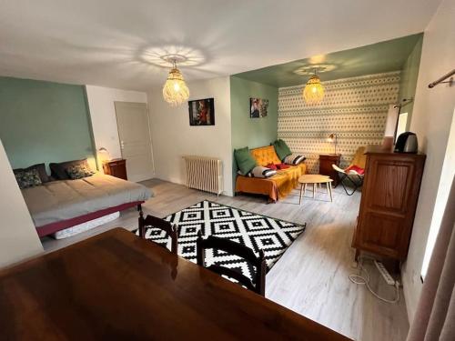 Grande chambre chez l'artiste-peintre : Appartements proche de Saint-Vivien-de-Monségur