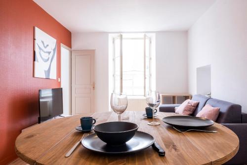 Gîte Terracotta de Segré ✰ cuisine ✰ chambre (lit queen size) ✰ salon : Appartements proche de Saint-Martin-du-Limet