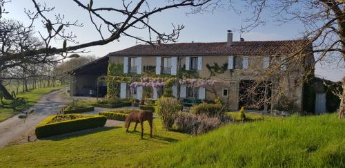 Maison familiale de charme : Villas proche de Loupia