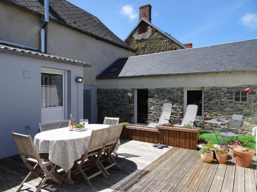 Charming, fully renovated stone house : Maisons de vacances proche de Coudeville-sur-Mer