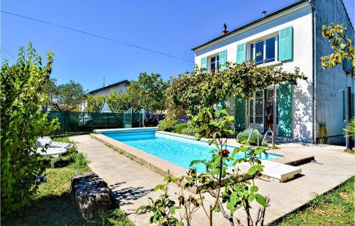 Amazing home in Piolenc with 3 Bedrooms and Outdoor swimming pool : Maisons de vacances proche de Saint-Étienne-des-Sorts