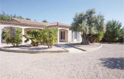 Nice home in Ferrals les Corbires with 3 Bedrooms, WiFi and Outdoor swimming pool : Maisons de vacances proche de Tournissan