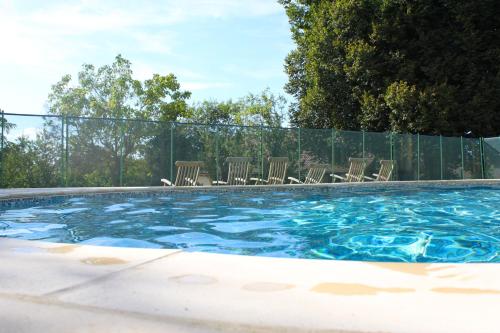 Gite de charme La Bichonnière 2 à 4 personnes avec piscine entre Sarlat et Rocamadour. : Maisons de vacances proche de Fajoles