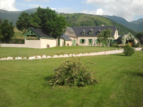 grange rénovée en gîte/maison/chalet : Maisons de vacances proche de Bordères-Louron