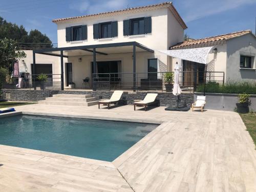 Villa moderne avec piscine : Villas proche de Théziers
