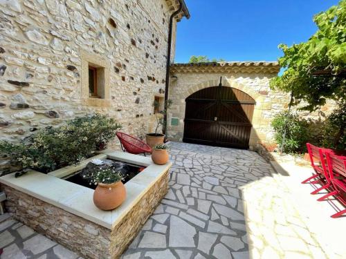 GROOMI - La Pouzilhacoise : Grande demeure avec patio ! : Villas proche de Saint-Pons-la-Calm