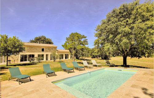 Nice home in Malataverne with 6 Bedrooms, WiFi and Outdoor swimming pool : Maisons de vacances proche de Malataverne