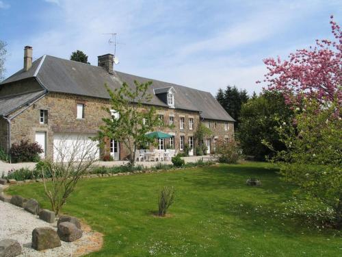 Hambye - Le Mesnil Gonfroy - delightful family home with pool : Maisons de vacances proche de Beaucoudray
