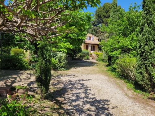 Maison provencale, meublé de tourisme 4 étoiles : Maisons de vacances proche de Roquemaure
