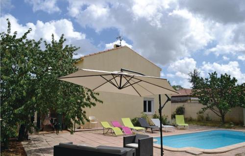 Amazing Home In Bassan With 4 Bedrooms, Wifi And Private Swimming Pool : Maisons de vacances proche de Corneilhan