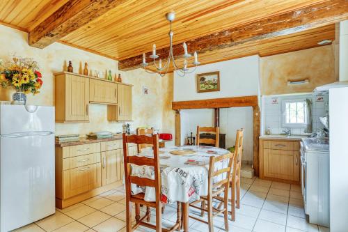 Maison de 2 chambres avec jardin clos a Puycelsi : Maisons de vacances proche de Castelnau-de-Montmiral