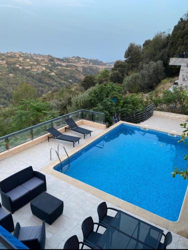 Spacieuse Villa Niçoise au calme avec piscine : Villas proche de Gattières