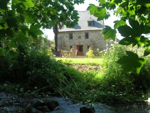 ancien moulin à eau entièrement rénové : Maisons de vacances proche de Ploëzal