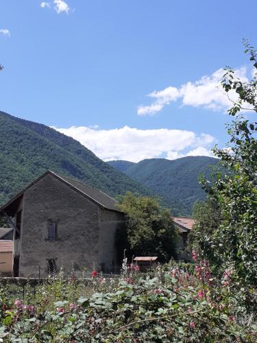 Maison de village Savignac-les-ormeaux : Appartements proche de Prades
