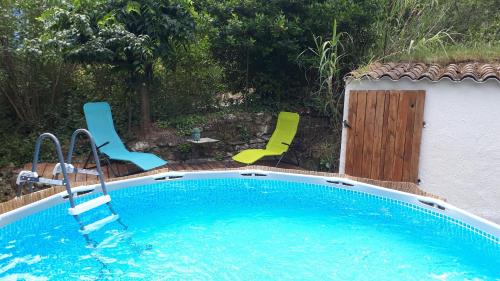 Cocon en pleine nature avec piscine privative : Maisons de vacances proche de Villevieille